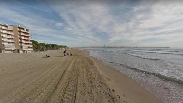 Playa de la Pineda en Vila-seca, donde un hombre grabó a una mujer desnuda en el vestuario de un spa / GOOGLE MAPS