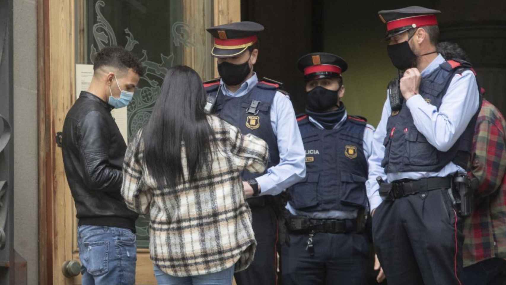 Uno de los acusados de la violación mútiple en Sabadell en 2019, ante la Audiencia de Barcelona / EFE