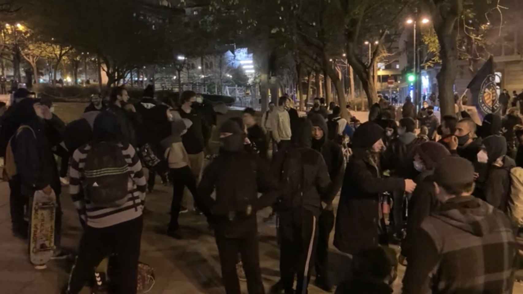 Manifestantes desconvocan la marcha en la plaza Lesseps de Barcelona, donde la Urbana detuvo a tres personas / CG