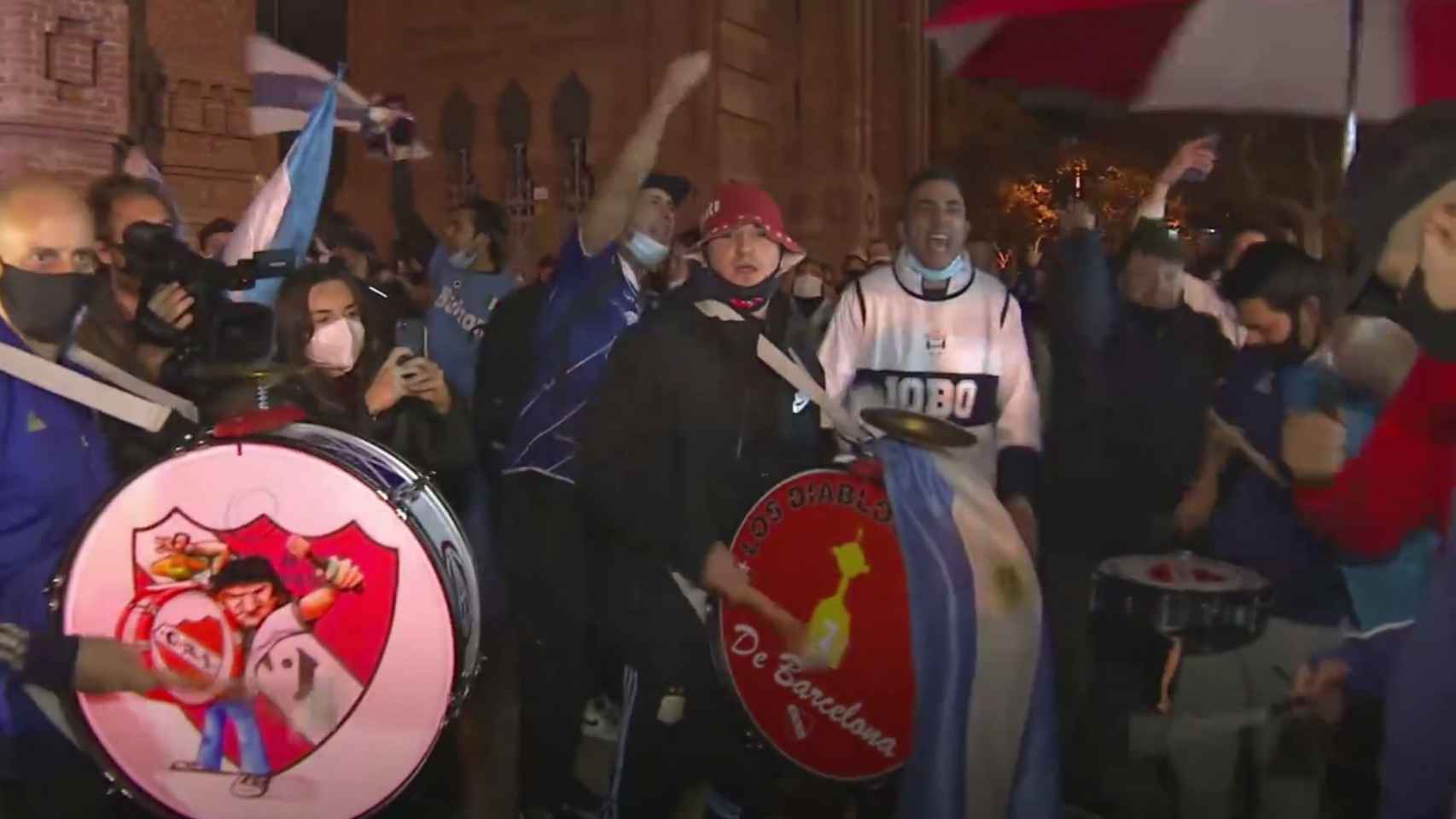 Despedida a Maradona en Arc de Triomf: sin distancias y pocas mascarillas / TV3