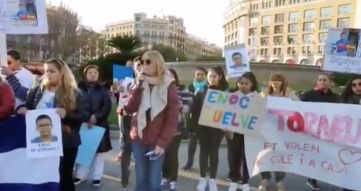 Concentración en plaza Catalunya para reclamar que se busque a Enoc, el niñod e 12 años de Badalona desaparecido en Honduras / @ASCHPG