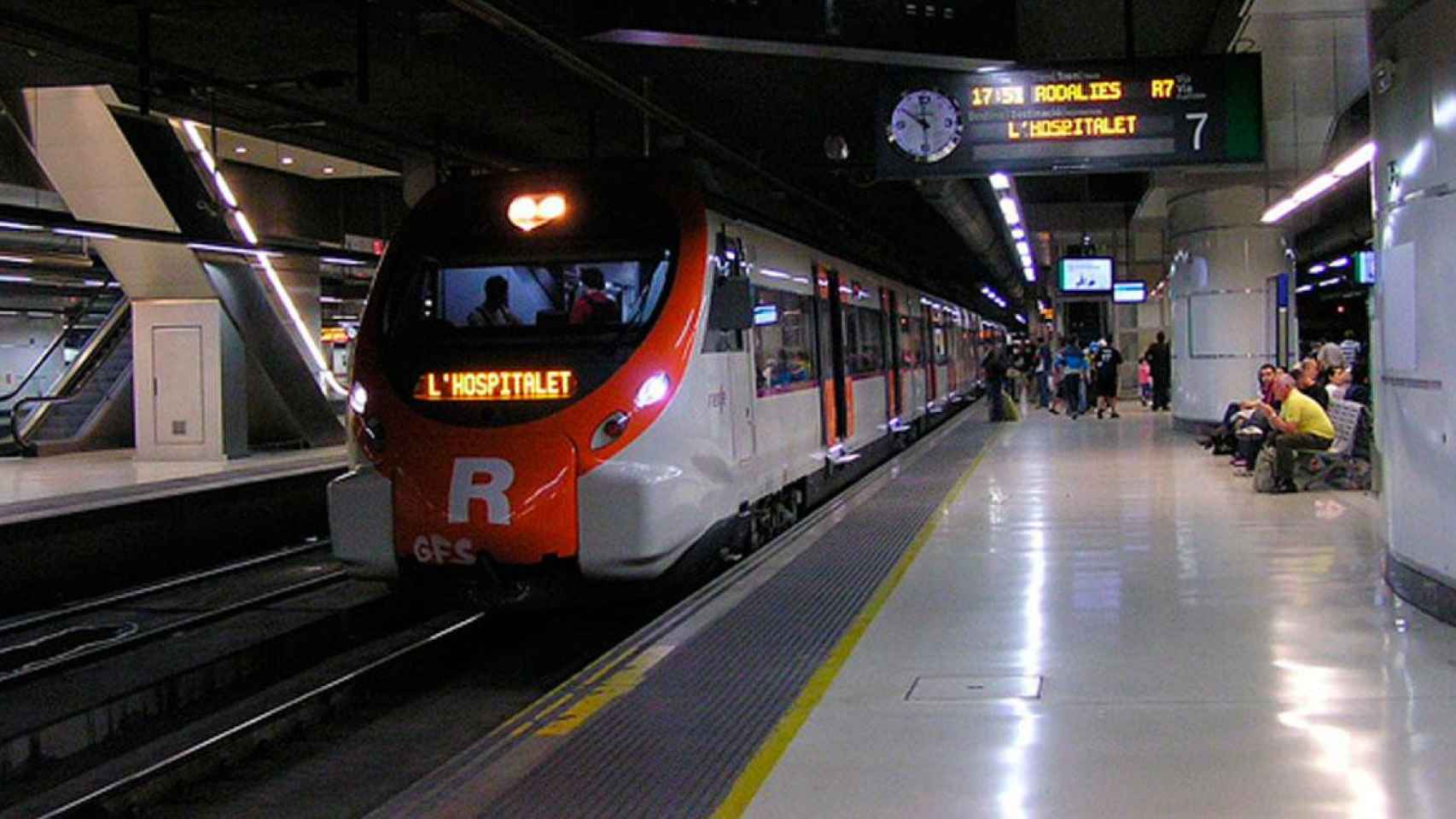 Un tren de Rodalies en la estación de Sants de Barcelona / CG