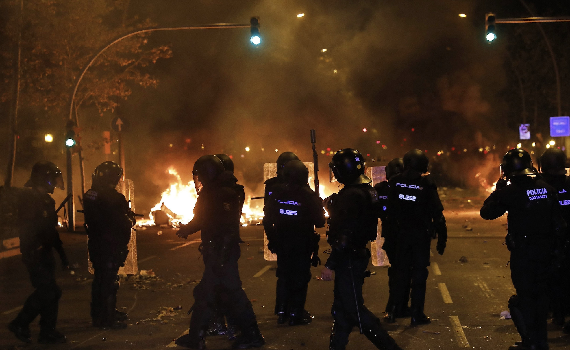 Segunda noche de disturbios en el centro de Barcelona / EFE