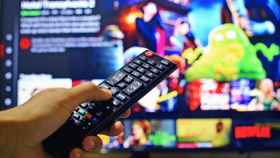 Usuario accediendo a los contenidos ocultos de Netflix a través del mando de la televisión. TV de pago / PIXABAY