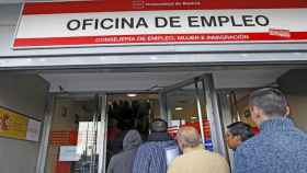 Personas en una oficina de empleo. El paro uno de los factores que puede acelerar la vulnerabilidad económica / EFE