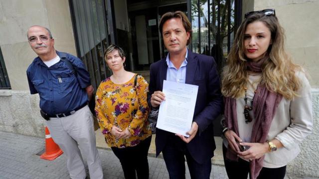 Antonio Salvá, padre del Diego Salvà, Guardia Civil asesinado por ETA; la abogada Ana María Vidal, ell presidente del partido Actúa Baleares, Jorge Campos (2d), y Malena Contestí de Actúa Baleares; quienes denunciaron a Valtonyc / EFE