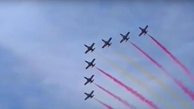 El Ejército del Aire saluda Tarragona con la bandera española