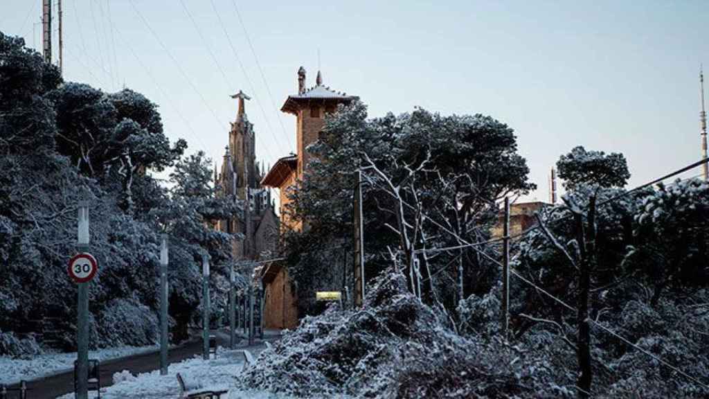 El Tibidabo ha amanecido nevado la mañana de este martes, 13 de febrero / EFE