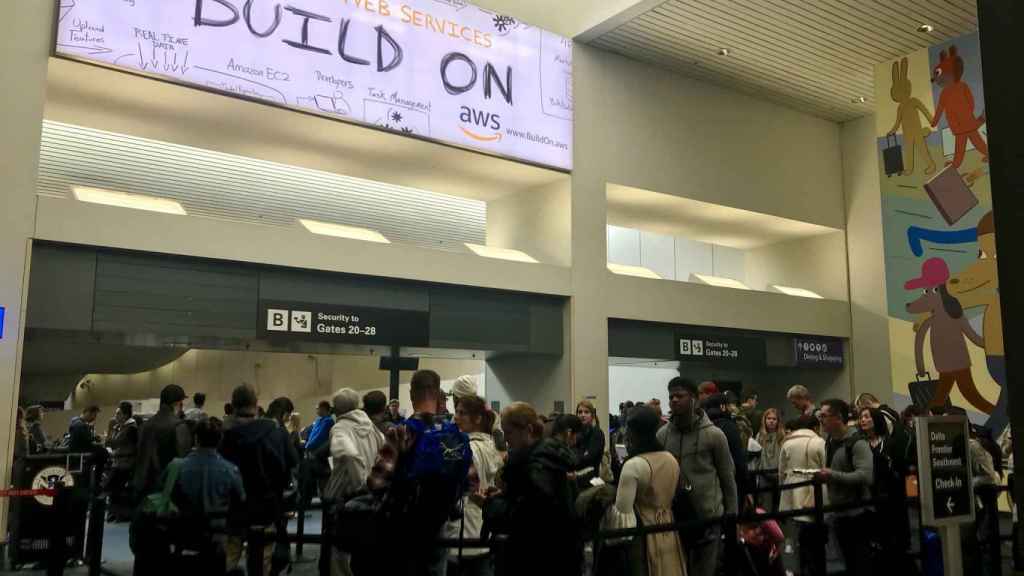 Colas en el control de pasaportes del aeropuerto de San Francisco (EEUU) / TWITTER