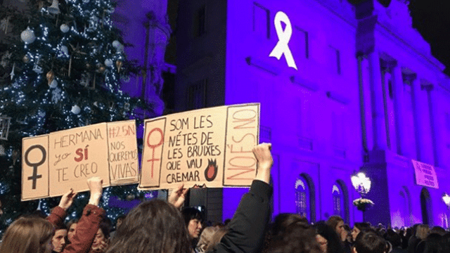 Pancartas en la manifestación contra la Violencia de Género en la plaza Sant Jaume de Barcelona / EP