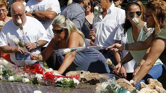 Un momento del homenaje a las víctimas del accidente de Spanair celebrado en el Aeropuerto Adolfo Suárez-Barajas / EFE