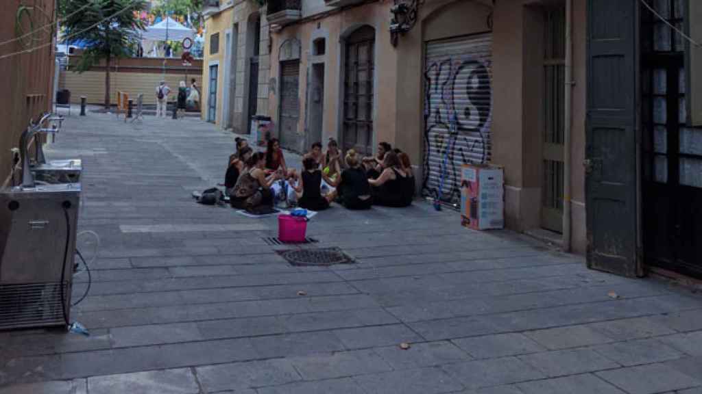 Intengrantes de la Asamblea de Mujeres Feministas de Gracia preparan la movilización nocturna /CG