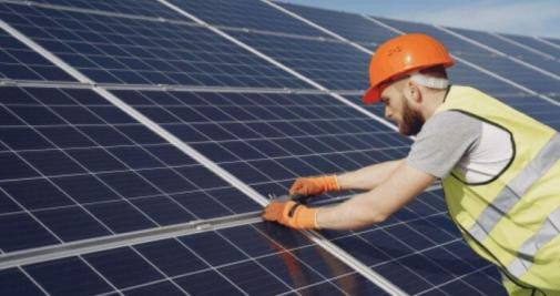 Un técnico completa la instalación de placas solares / EP