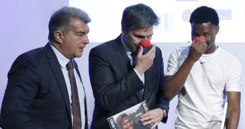 El futbolista del Barcelona Ansu Fati (d), el director de comunicación de El Corte Inglés en Cataluña, Jordi Romanach (c), y el presidente del club azulgrana, Joan Laporta (i) / ANDREU DALMAU - EFE