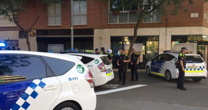 Tres patrullas de la Guardia Urbana en la calle Ribes este miércoles / CG