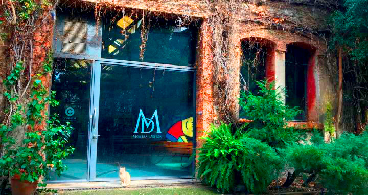 Entrada a un estudio de diseño dentro del edificio