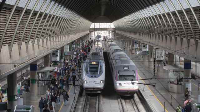 La estación de Sevilla-Santa Justa de Adif, con dos trenes de alta velocidad de Renfe / MARÍA JOSÉ LÓPEZ - EUROPA PRESS