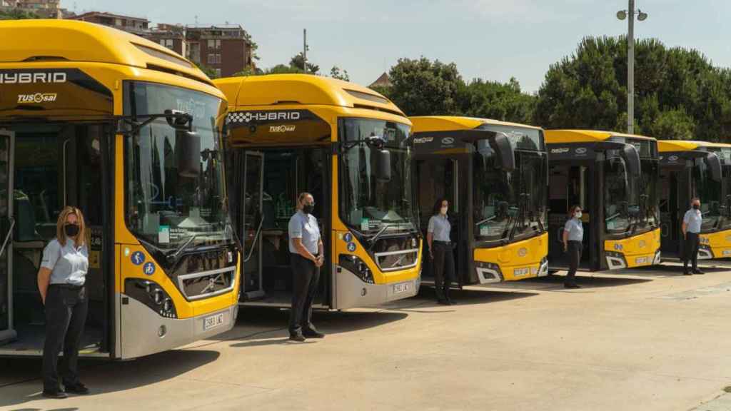 Empleados de Tusgsal con la nueva flota de la transportista / FB