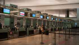 El aeropuerto de El Prat durante la pandemia, que ha causado grandes estragos en el sector turístico / EP