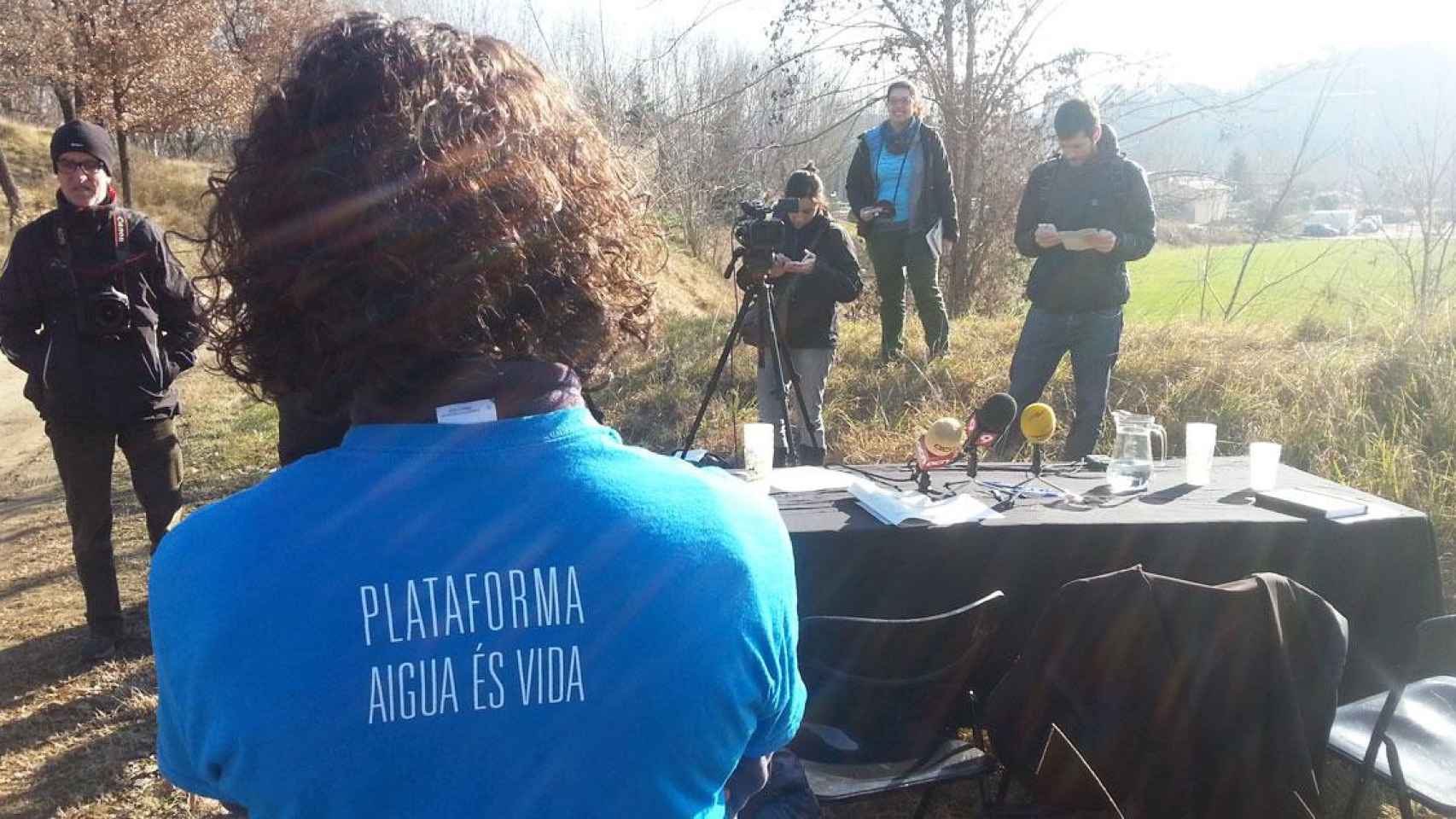 Imagen de un miembro de Aigua és Vida durante una rueda de prensa / CG