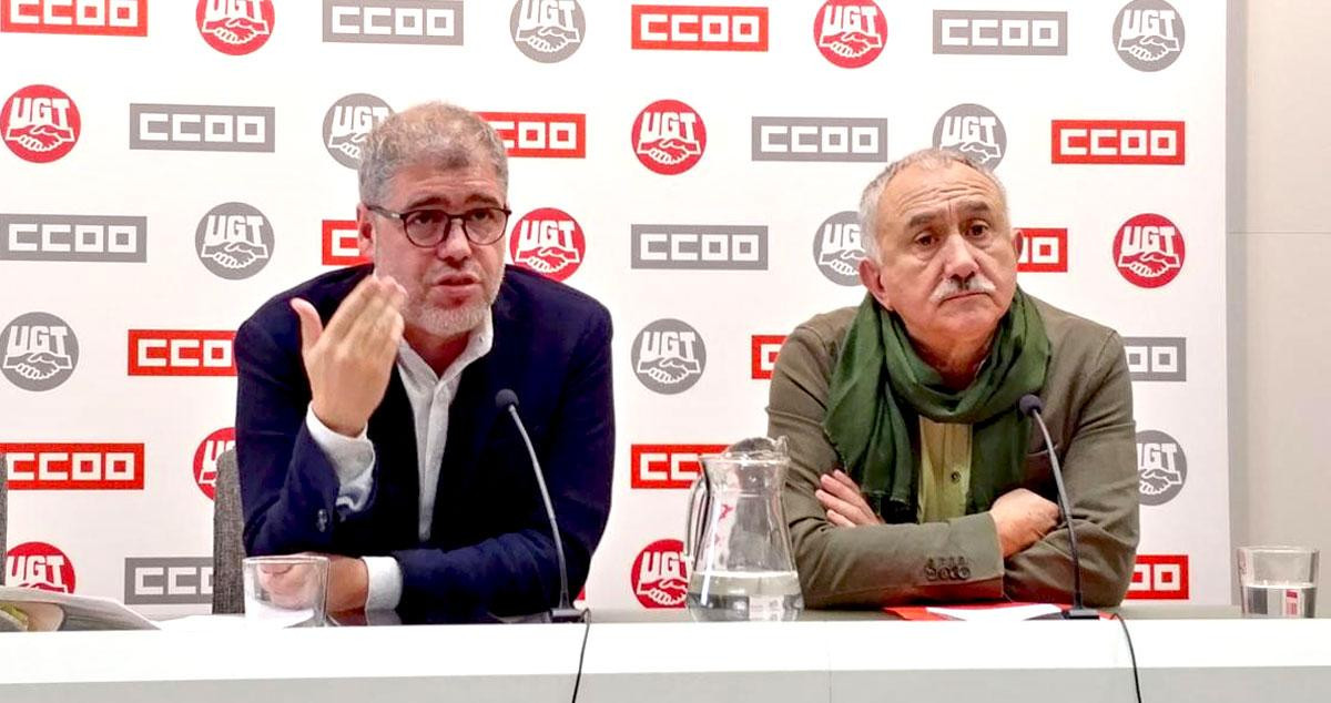 El secretario general de CCOO, Unai Sordo (i), junto a su homólogo de UGT, Pepe Álvarez (d) / EFE