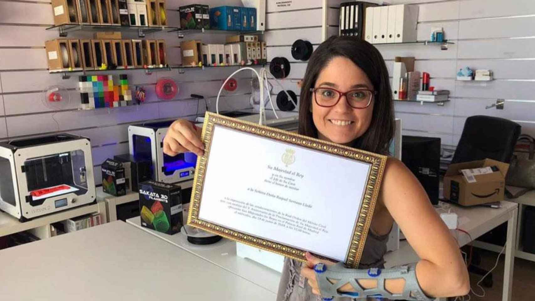 Raquel Serrano con un prototipo de la escayola que ha inventado