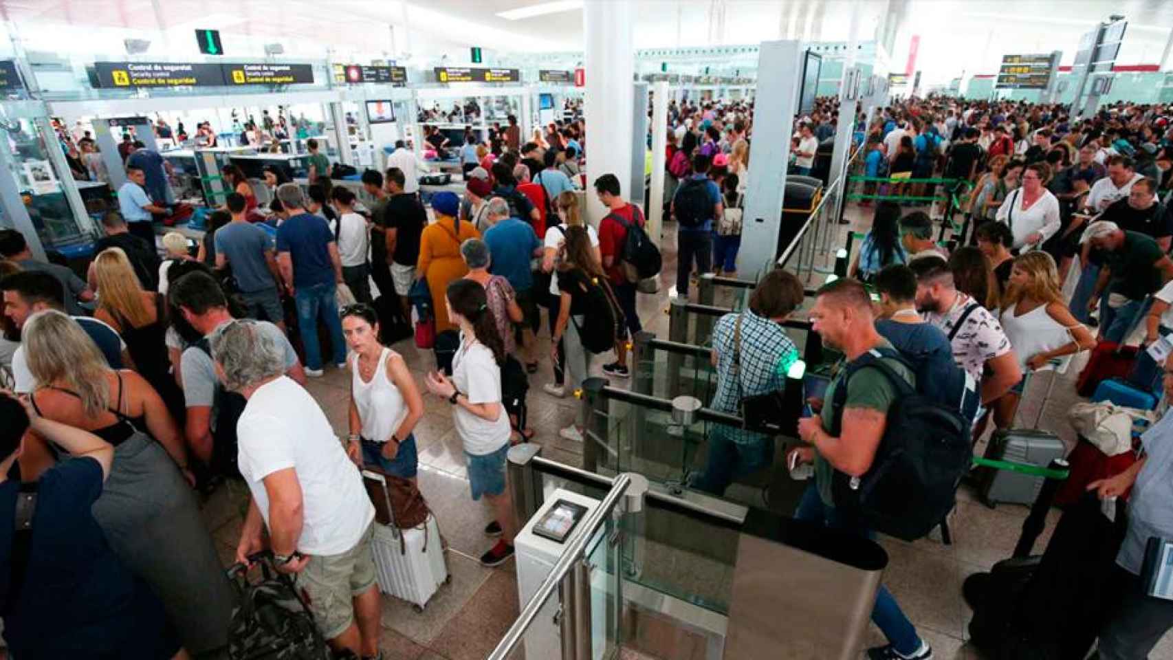 Colas en el aeropuerto de El Prat de Barcelona durante la huelga de vigilantes de seguridad de 2017 con la empresa Eulen / CG