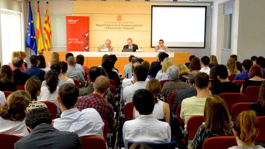 El secretario de la consejería de Hacienda de la Generalitat, Albert Castellanos (c), defiende el impuesto sobre las bebidas azucaradas / GENCAT