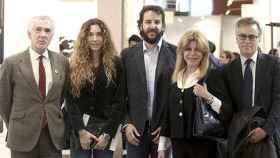 Borja Thyssen (c.), junto a su mujer, Blanca Cuesta (i.), y su madre, Carmen Cervera (d.) / EP