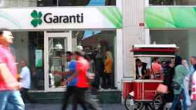 Una de las oficinas del banco Garanti en Estambul, la entidad de la que BBVA controla el 50% por la que ha sufrido de forma destacada la crisis de la lira otomana / EFE