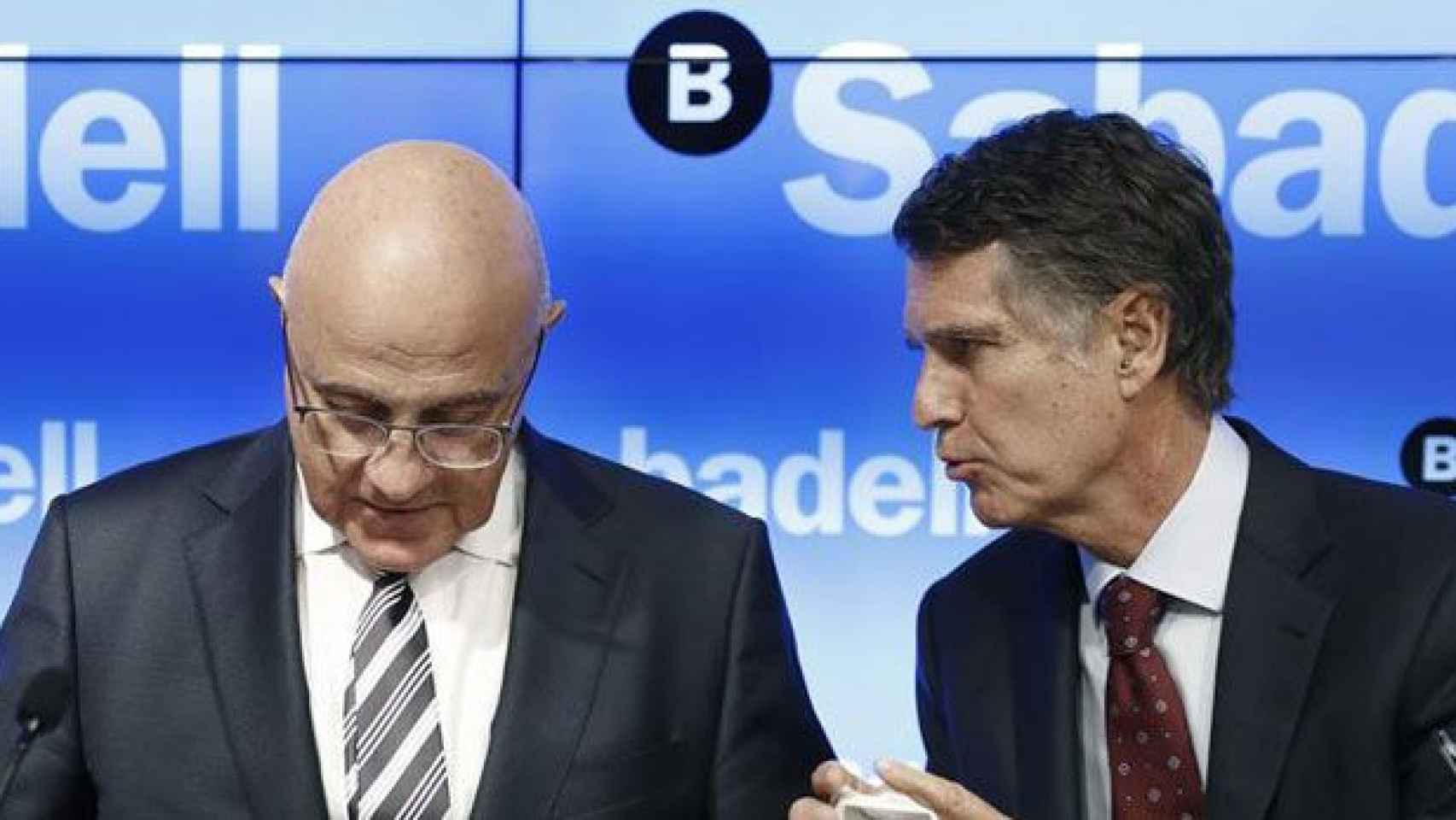 Josep Oliu (i) y Jaime Guardiola (d), pesidente y consejero delegado de Banco Sabadell en la presentación de resultados de 2016 / EFE