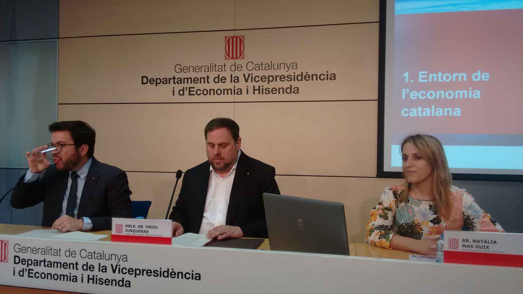 El vicepresidente de la Generalitat, Oriol Junqueras (c), junto al secretario de Economía, Pere Aragonès, y la directora general de Análisis Económico, Natàlia Mas Guix / CG