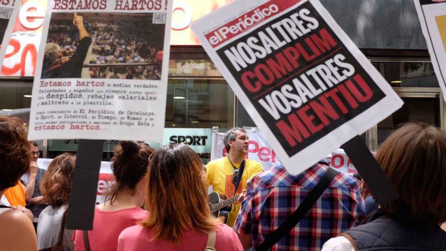 Trabajadores de 'El Periódico' protestan a las puertas de la redacción del diario / CG