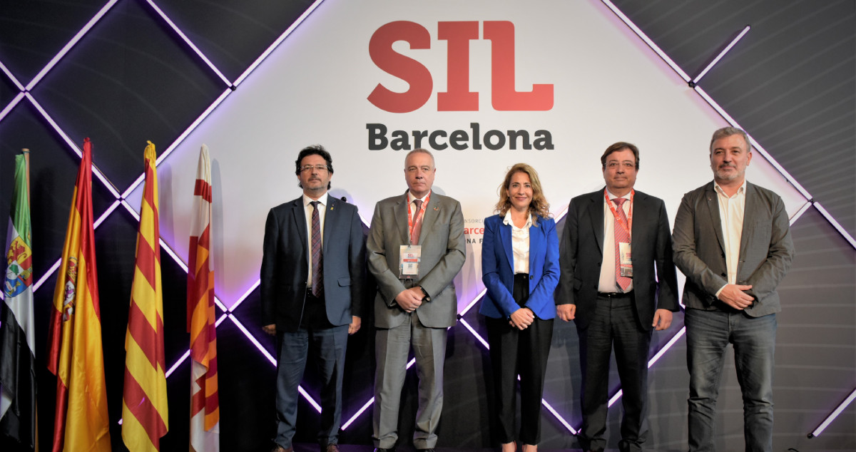 La ministra de Transportes, Movilidad y Agenda Urbana del Gobierno de España, Raquel Sánchez (centro), junto al primer teniente de Alcaldía, Jaume Collboni (1d), el secretario de Territorio y Movilidad del Govern, Isidre Gavín (1i), el presidente de la Junta de Extremadura, Guillermo Fernández Vara (2d), y el delegado especial del Estado en el CZFB, Pere Navarro (2i) / CZFB