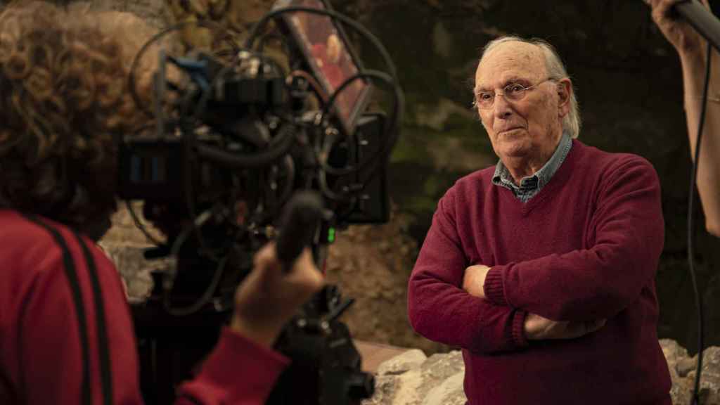 Carlos Saura en la Cueva de El Castillo / JUAN PABLO DE LA FUENTE