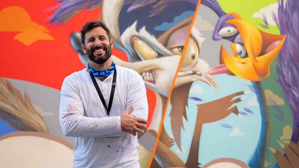 El artista de Linares (Jaén) Miguel Ángel Belinchón, conocido como Belin, ante uno de sus murales / RAMPA