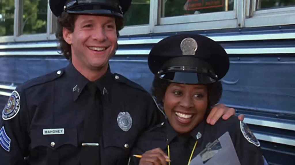 Steve Guttenberg y Marion Ramsey en la película 'Loca academia de policía' / CG