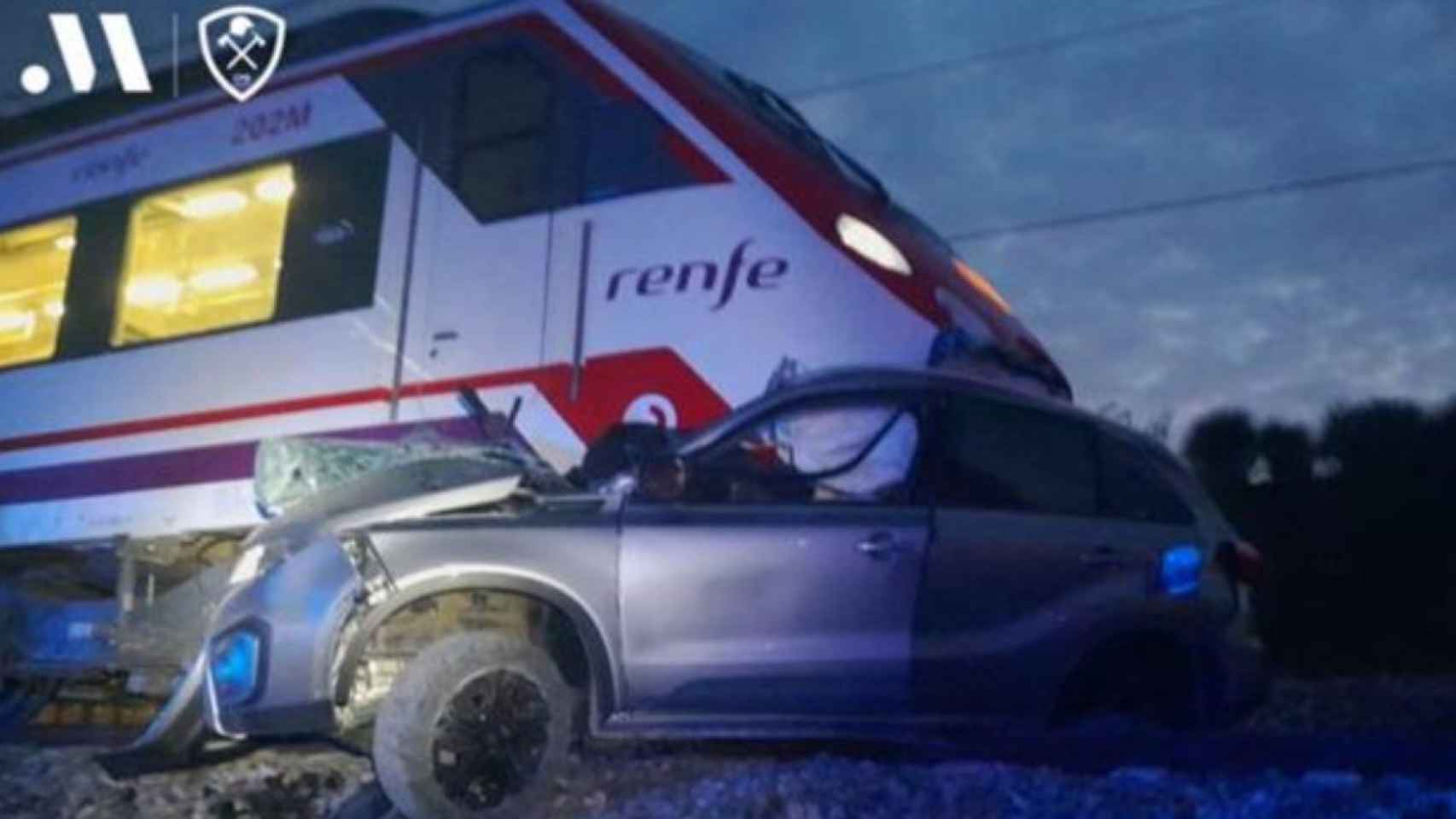 El coche quedó destrozado tras ser arrollado por el tren / Consorcio Provincial de Bomberos de la Diputación de Málaga