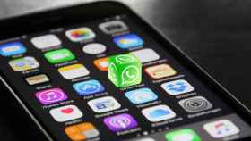 Un iPhone con el logotipo de WhatsApp en tres dimensiones / CG