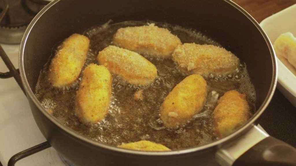 Una foto de unas croquetas que cocinadas desprenden ese tipo de humos