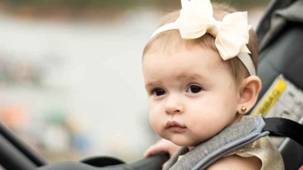 Bebé sentado en su correspondiente silla para el coche / Felipe Salgado en UNSPLASH