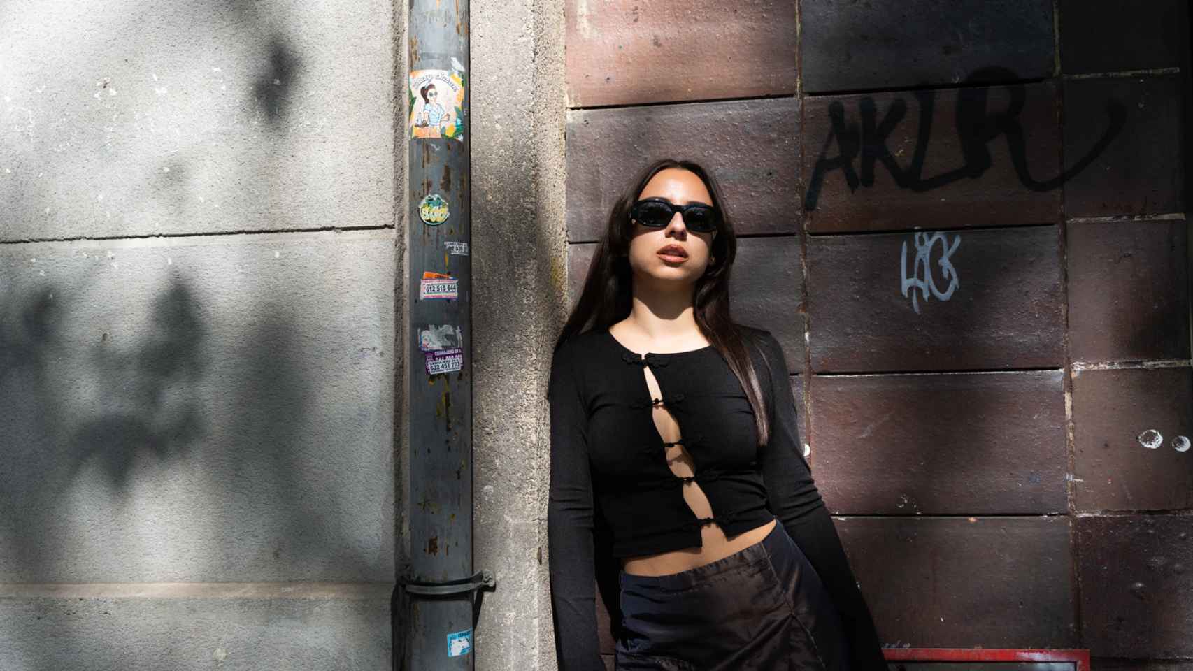 Posado de Neisha en las calles de Barcelona / LUIS MIGUEL AÑÓN