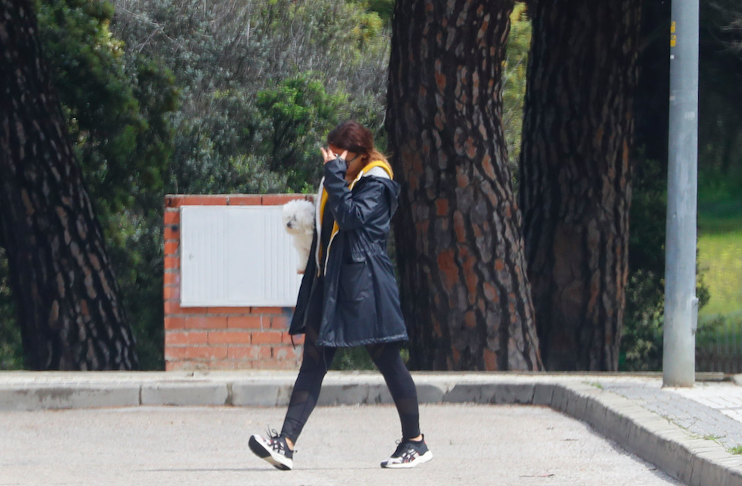 Chenoa junto a su perrito en las inmediaciones de su casa de Madrid / AGENCIAS