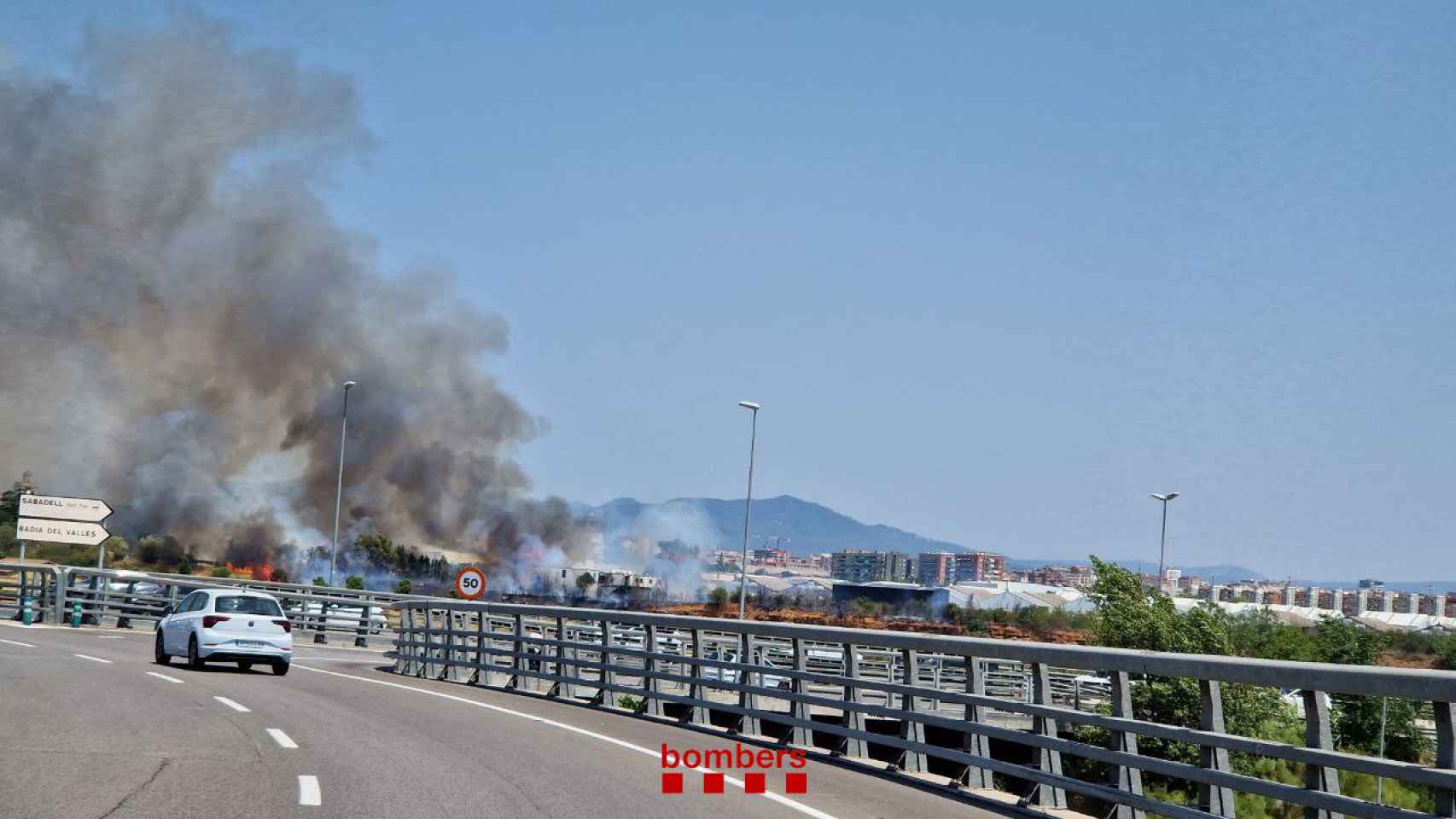 Incendio en las inmediaciones del aeropuerto de Sabadell / BOMBERSCAT