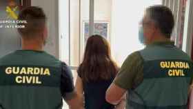 Los agntes de la Guardia Civil detienen a una mujer en Bigastro por matar a su hijo de dos años / GUARDIA CIVIL