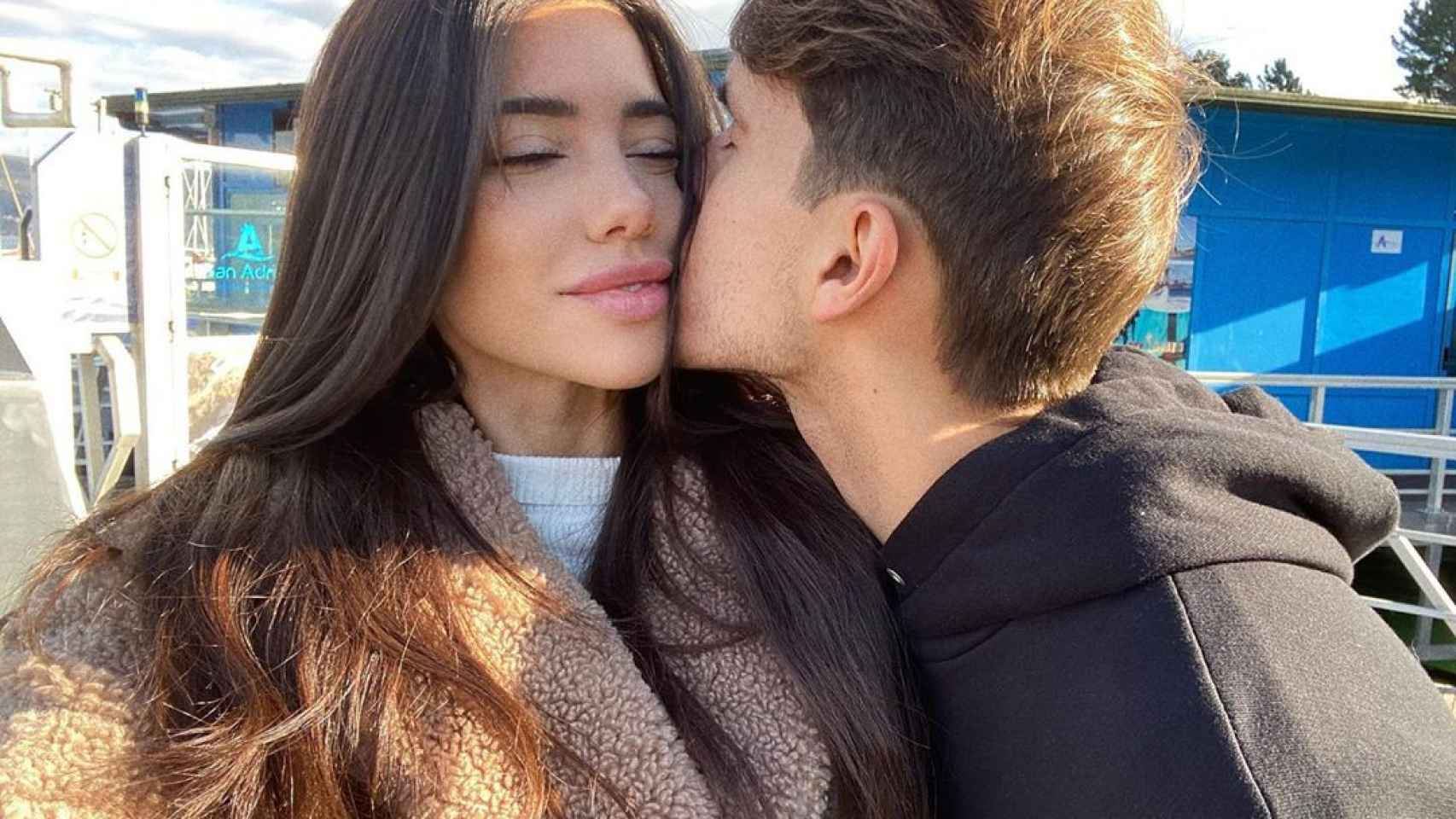 Denis Suárez besa a Nadia Avilés