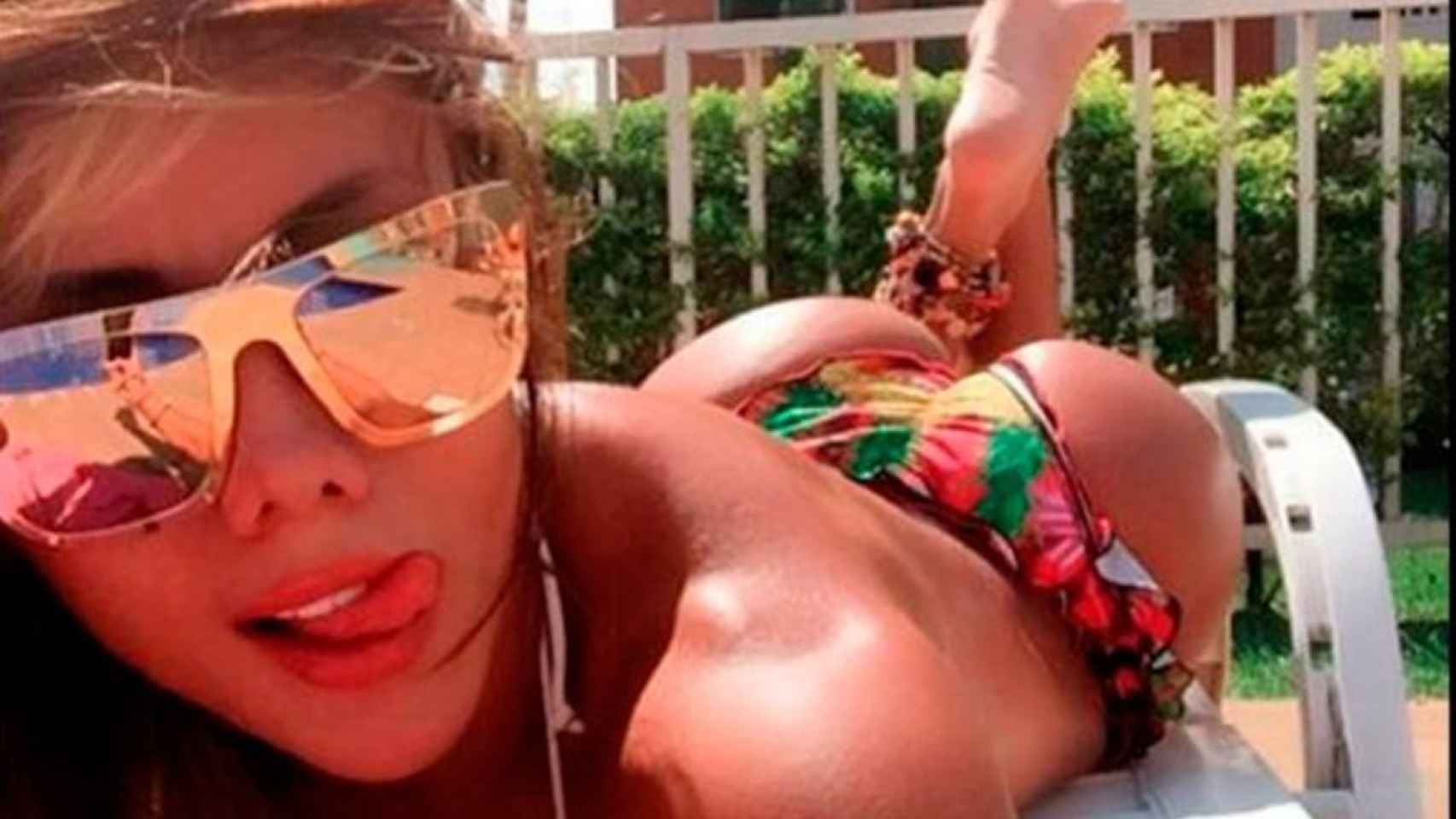 Sonia Isaza en bikini en la piscina / INSTAGRAM