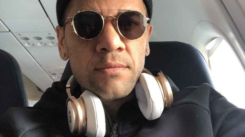 Dani Alves viaja en avión para disputar un partido / INSTAGRAM