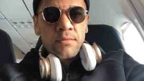 Dani Alves viaja en avión para disputar un partido / INSTAGRAM