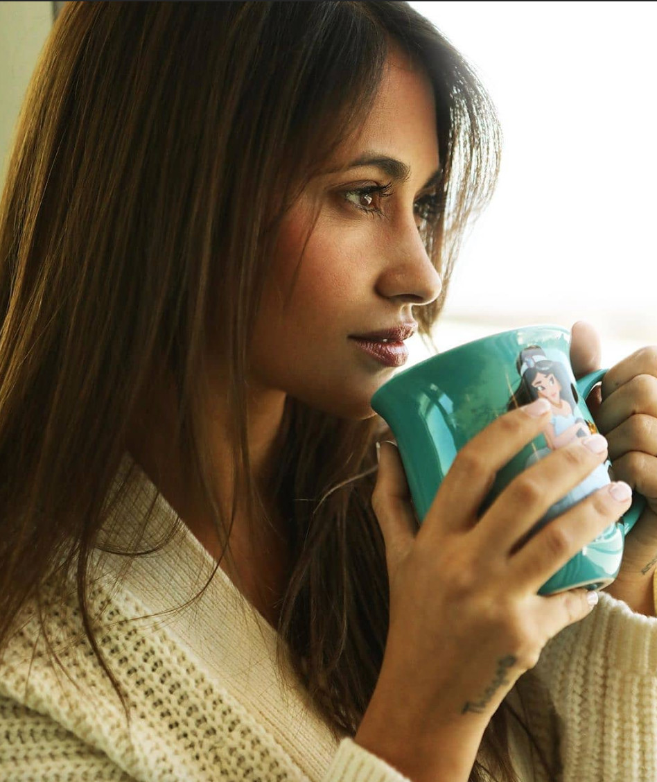 Antonella Roccuzzo bebiendo de una taza de Aladdín